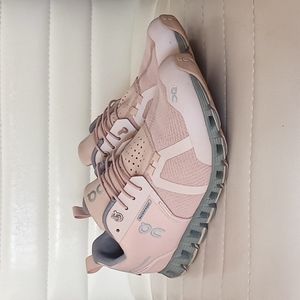 ON CLUOD RUNNING SHOES